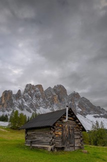View of a part of the Geisler group from the Gampenwiese, in the foreground an alpine hut,