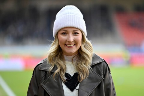 DAZN presenter reporter Lisa Teller's portrait heart on sweater soccer Bundesliga, Voith-Arena,