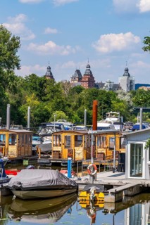 Houseboats, motor boats and yachts on the Main in the port of Aschaffenburg, behind Johannisburg