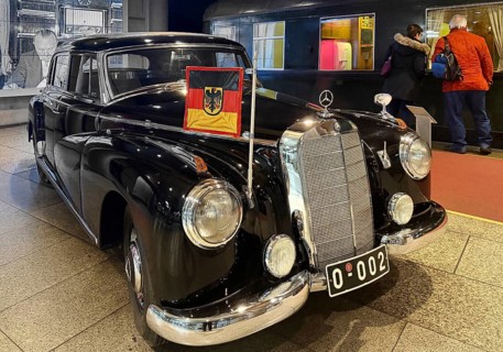 Adenauer's Mercedes 300 with saloon car 10205, historical film in the background, House of History,