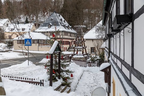 Hammerherrenhaus and village pyramid in snow, Frohnauer Hammer, Annaberg-Buchholz, Ore Mountains,