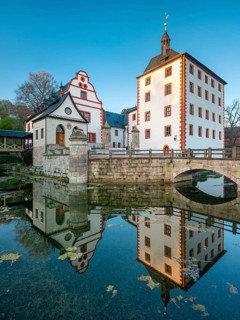 Kochberg Castle is reflected in the water of the Schlossgraben, Grosskochberg near Rudolstadt,
