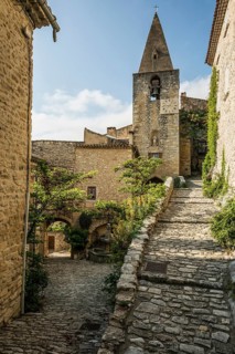 Medieval mountain village, Crestet, Vaucluse department, Provence, Provence-Alpes-Côte dAzur,