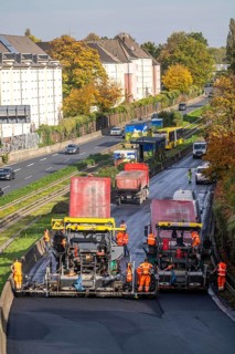 New whisper asphalt surface for the A40 motorway, in the city of Essen, direction Dortmund, 95, 000