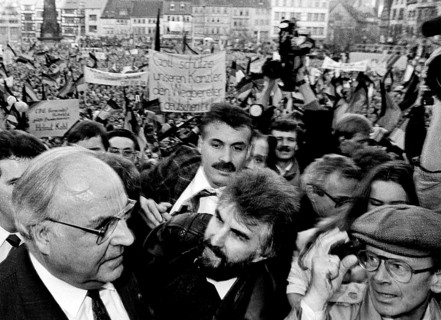 Federal Chancellor Helmut Kohl bathing in the crowd on Erfurt Cathedral Square. This was Kohl's