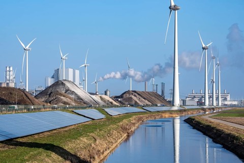 Solar park on the Slaperdijk dike near Eemshaven, test project, 17000 solar modules have been