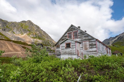 Building of the former Gold Mine Independence Mine in mountainous landscape, Independence Mine