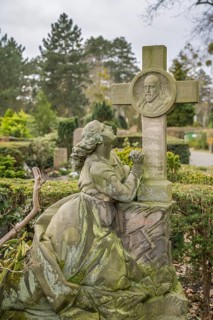 Female figure, mourning figure, grave, Zehlendorf cemetery, Onkel-Tom-Straße, Zehlendorf, Berlin,