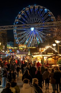 Christmas market in the city centre of Duisburg, Kuhstraße, Königstraße, with Ferris wheel, North