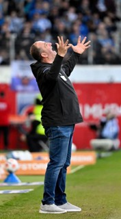 Coach coach Frank Schmidt 1. FC Heidenheim 1846 FCH disappointment disappointed after missed goal
