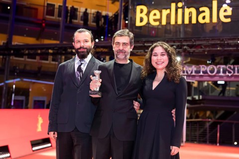 Nadir Öperli, Emin Alper and Irem Akbal pose with the Silver Bear as director of the film Kurtulus