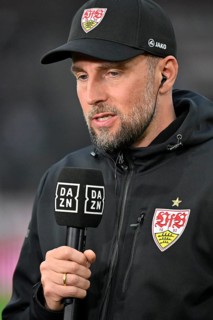Coach Sebastian Hoeneß VfB Stuttgart Portrait in interview Microphone Microphone Logo DAZN