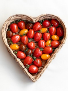 Hearty freshness. Colourful mix of fresh and crunchy tomatoes in a heart basket