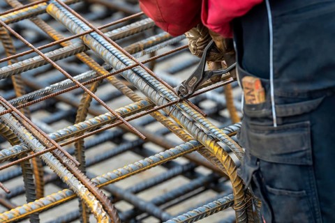 Assembly of reinforcing steel for the reinforced concrete foundation of a wind turbine, a mesh of