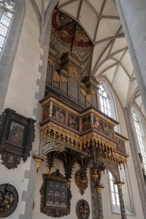 Side organ in a Renaissance prospectus in the late Gothic church of St George, built between 1427