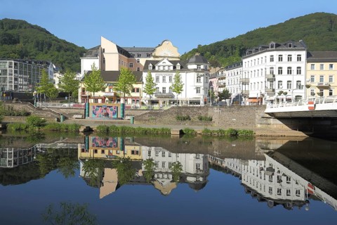 View of the Lahnufer Hundertwasser Fountain and Houses, Reflection, Station Bridge, Ottmar Canz