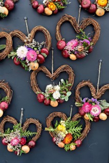 Market stall with heart-shaped onions, traditional harvest jewellery, onion market, Bern, Canton of