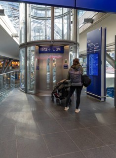 Everyday scenes, travelers and railway employees as well as the interior design, signs, signposts