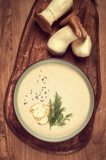 Mushroom cream soup, with dill and bruschetta, mushroom eringi