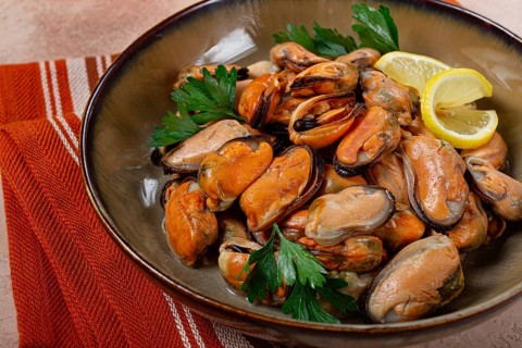 Mussels no shell, boiled, mussels, peeled, in a bowl, with lemon and parsley, Chilean mussels, top