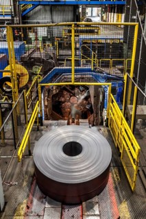 ThyssenKrupp Warmwalzwerk, Coil in der Haspelanlage der Mittelbandstraße, Hohenlimburg, Hagen,