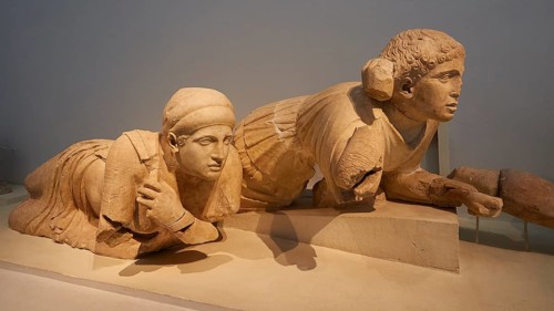 Two lapith women lying in the left corner of the west gable of the temple of Zeus, battle between