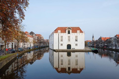 Voldersgracht with houses and the former Army Museum, Koninklijk Nederlands Legermuseum, Delft,