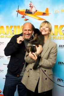 Benno Fürmann, Heike Makatsch, with the monkey, AKIKO DER FLIEGENDE AFFE (cinema release: 05.06