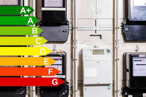 Meter cabinet with bidirectional meter and Ferraris meter, graphic with energy efficiency classes,