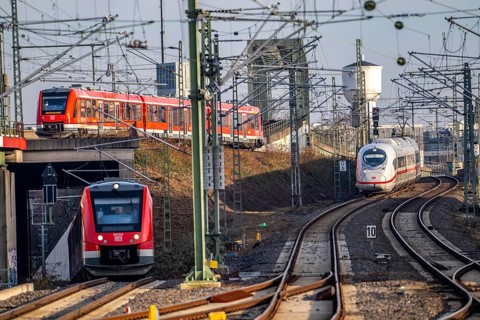 Trains on the line, platform tracks in front of Cologne-Messe/Deutz station, ICE long-distance