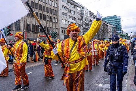 Rose Monday procession in Düsseldorf, theme floats and foot groups of the carnival societies and