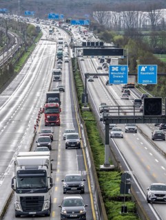 Motorway A3 near Flörsheim, in front of the Mönchhof motorway junction, narrowing of lanes due to