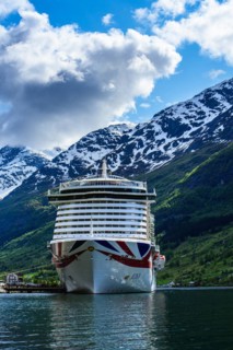 IONA PandO CRUISES, Olden, Innvikfjorden, Norway