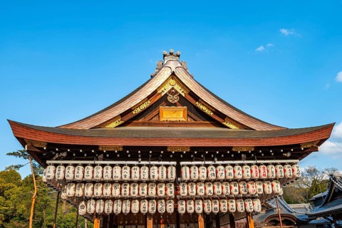 Building with lanterns, Yasaka Shrine in the evening light, Shinto Shrine, Higashiyama, Kyoto