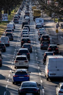 City centre traffic, 3-lane Westfalendamm, federal highway B1, heavy traffic, Dortmund, North