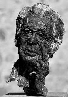 Portrait head Horst-Eberhard Richter by Thomas Duttenhoefer, bronze, Giessen Heads, Giessen New