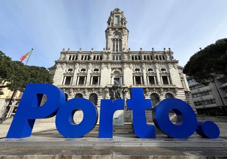 Câmara Municipal do Porto, large, blue Porto logo and statue of Almeida Garret by Barata Feio in