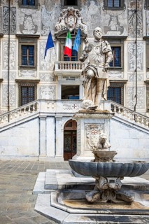 Statue of Cosimo de' Medici in front of the Scuola Normale Superior, Pisa, Tuscany, Italy