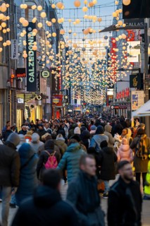 Sunday shopping in Cologne city centre, Hohe Straße, 1st Advent weekend, crowded shopping street,