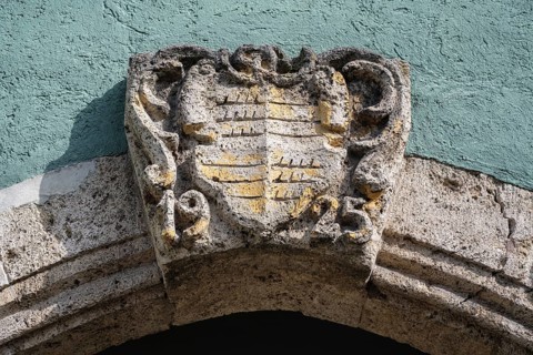 Limestone keystone above the archway from the Rottweil survey with coat of arms, framed with