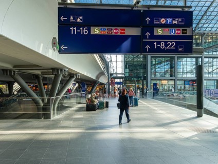 Everyday scenes, travelers and railway employees as well as the interior design, signs, signposts