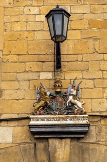 Street lamp, coat of arms, Cotswold Stone, wall, Moreton-in-Marsh, Cotswolds, England, Great