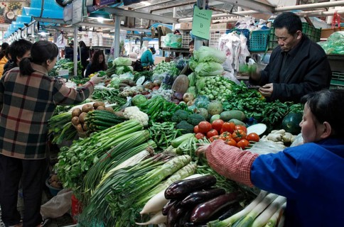Beijing, CHN, 20.02.09 - Sale of vegetables in a market hall for meat, fish and vegetables in