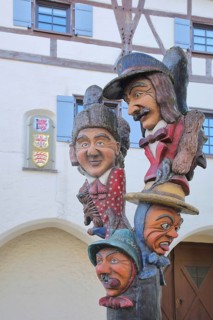Fool's fountain by Egon Leeuw 1989 in front of the Buchauer, Amtshaus with coat of arms, carnival