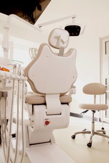 Modern dental clinic with a comfortable chair and equipment for patient care in a bright, clean
