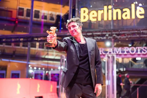 Ilker Çatak poses with the Golden Bear as director of the film Arctia flavia (Yellow Letters) for