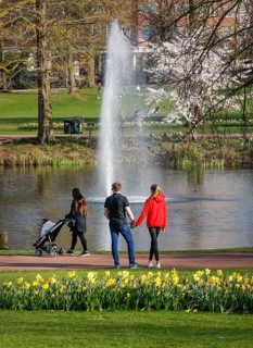 Walkers in the city garden in times of the corona crisis, Essen, Ruhr area, North Rhine-Westphalia,