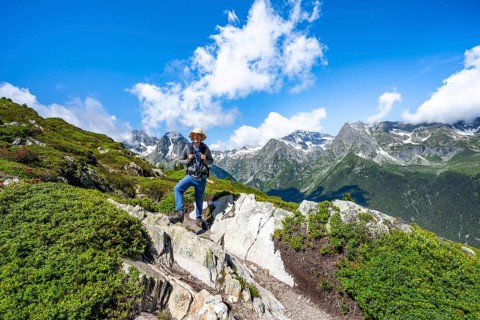 Mountaineers on a hiking trail with mountain views, hiking to the Aiguillette des Posettes,