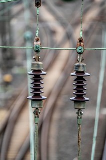 Traction current, overhead line, detail, tensioning of current-carrying lines, insulators, power