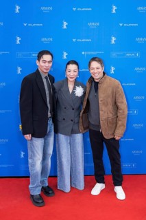 Hang Chong, Michelle Yeoh and Sean Baker in front of the premiere of the film Everything Everywhere